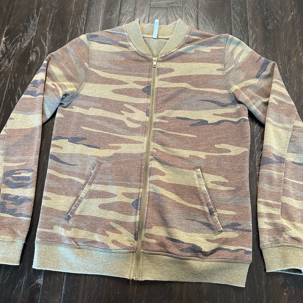 Size small camouflage sweatshirt with pockets in the front